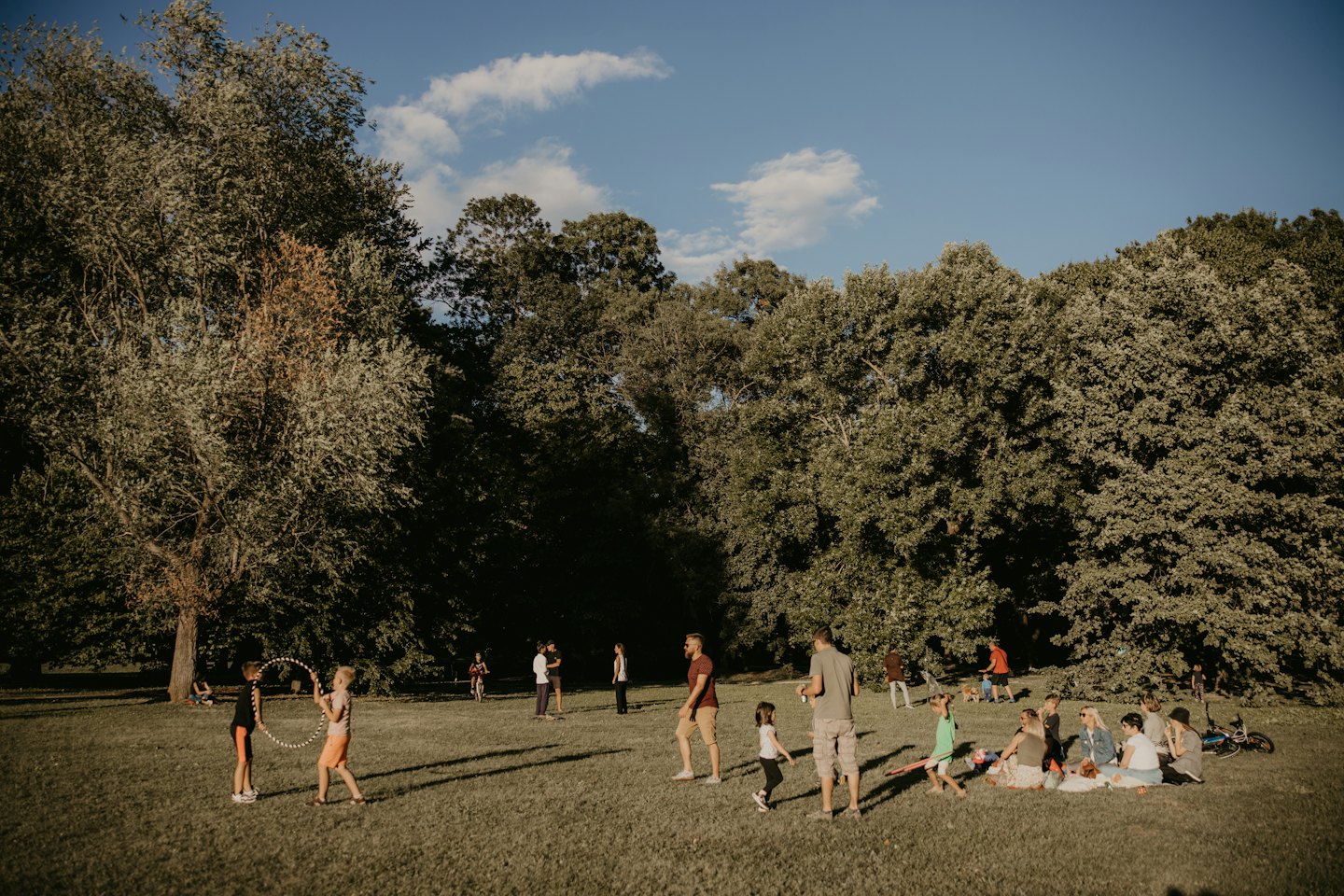 Menschen genießen Outdoor-Aktivitäten in einem sonnigen Park.